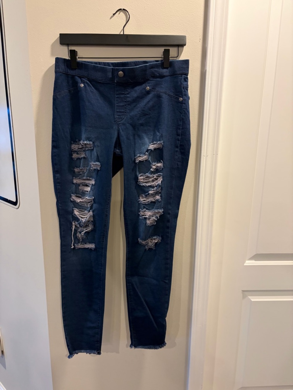 HUE Dark Blue Distressed Pull-on Skinny Jeans 98% cotton